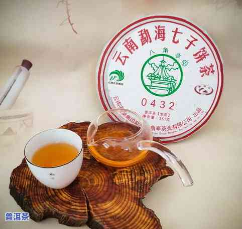 红带普洱茶高清图片，包括饼形茶图