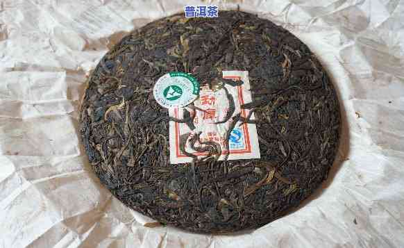 普洱生茶饼颜色发黑正常吗，普洱生茶饼颜色发黑：正常现象还是品质疑问？