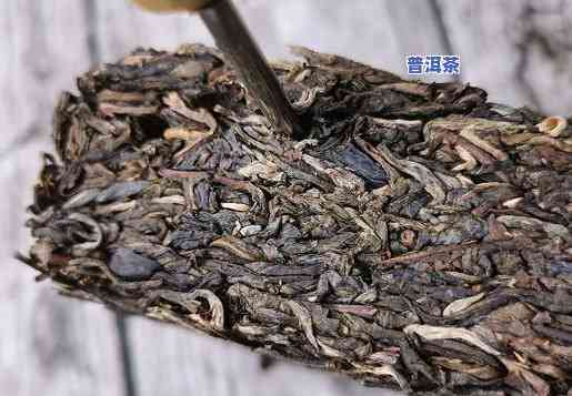 大块普洱茶怎样撬茶叶壳的：详细步骤与技巧