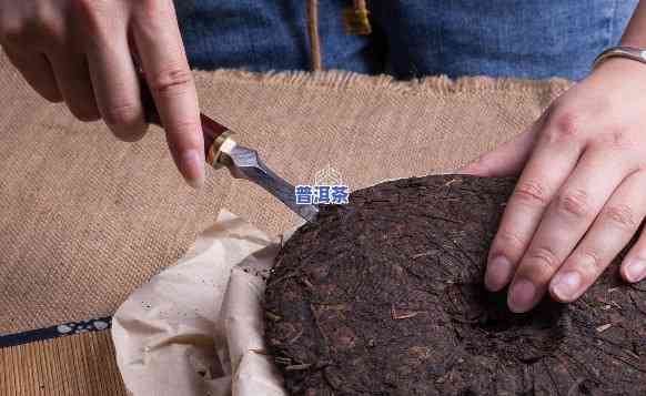 普洱茶茶饼怎么解决，怎样解决普洱茶茶饼？简单步骤教你轻松解决！