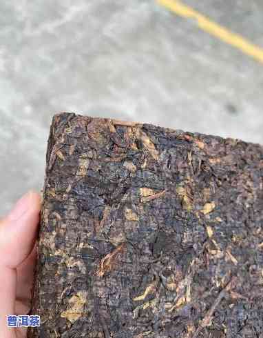 2000年老班章普洱茶：价格表与茶砖介绍