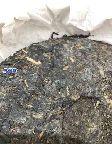 熟普洱茶饼发白：还能喝吗？有无害风险及起因解析