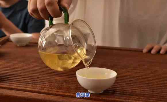 普洱茶饼放多少水泡更好喝，「普洱茶饼冲泡技巧」：怎样以更佳比例冲泡普洱茶饼？