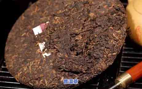 普洱熟茶饼颜色黑，揭秘普洱熟茶饼的黑色奥秘：从色泽到品质的全面解析